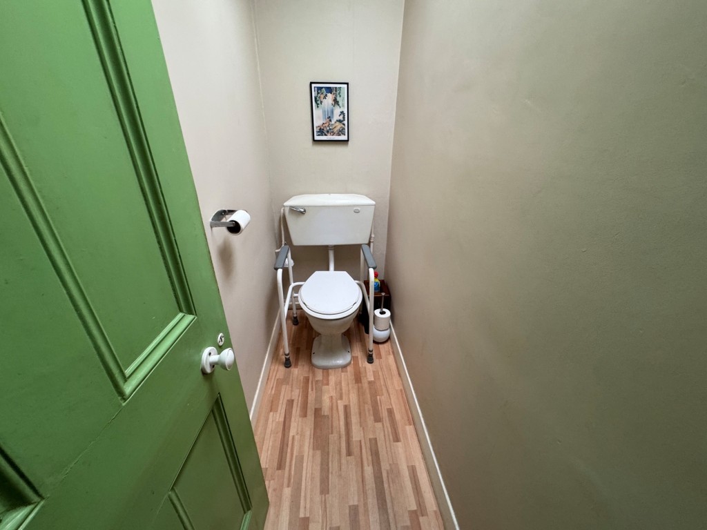 Lot: 33 - FREEHOLD VACANT SHOP, VACANT TWO-BEDROOM FLAT PLUS TWO-BEDROOM INVESTMENT FLAT IN PRIME LOCATION - Falt B - W.C.